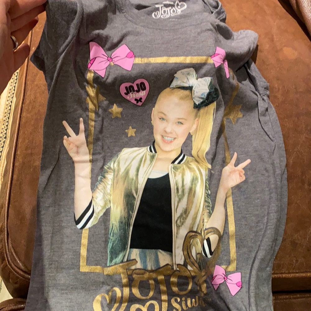 JoJo Siwa gray t-shirt size 10/12.  Pin will be included.  Shirt lightly worn.